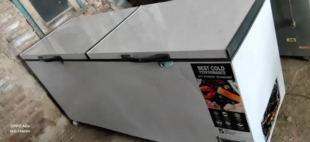 Showcase chiller dan chest freezer