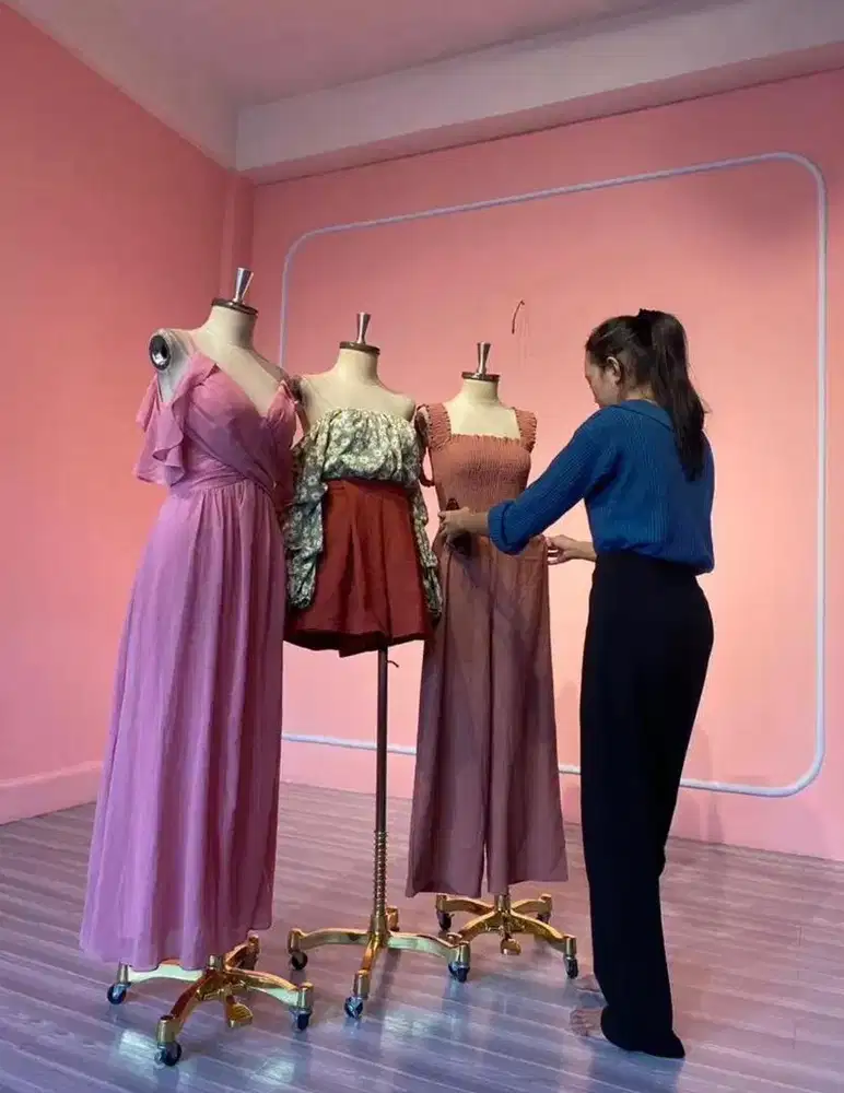 LOWONGAN KERJA ADMIN BUTIK DAN REVIEW BAJU