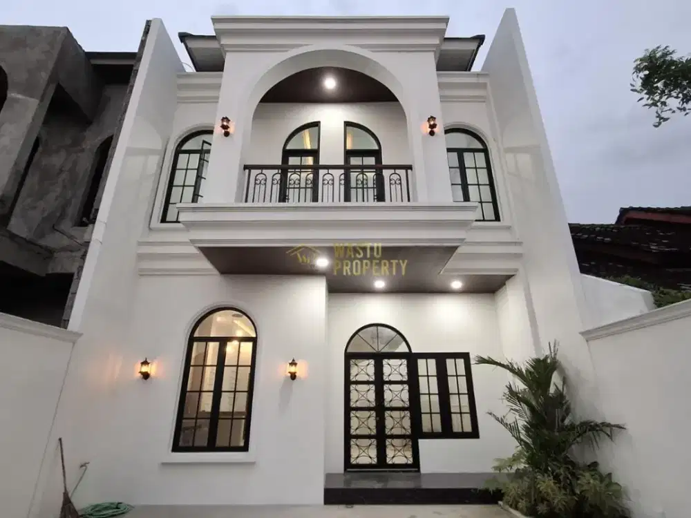 RUMAH KLASIK SIAP HUNI, DEKAT JL. RAYA TAJEM