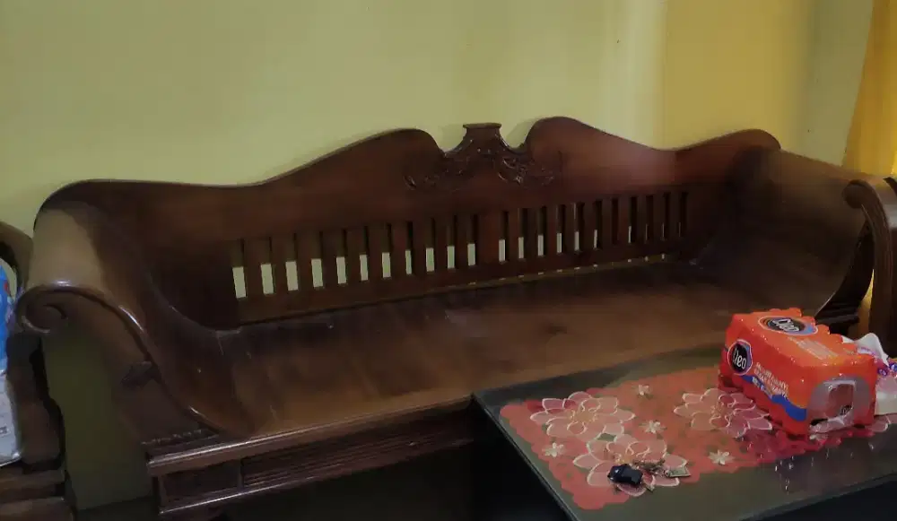 Kursi jati besar berat kokoh