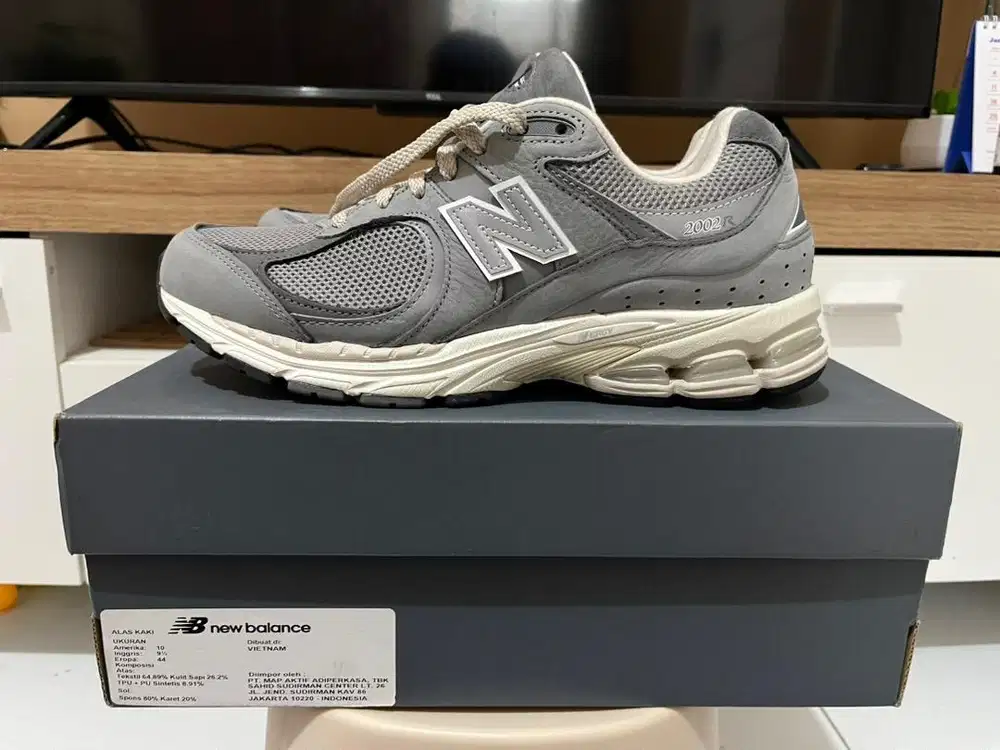 Sepatu New Balance 2002R