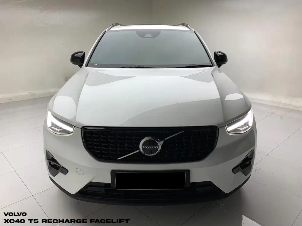 VOLVO XC40 T5 RECHARGE PHEV FACELIFT 2023 – CRYSTAL WHITE ON BLACK