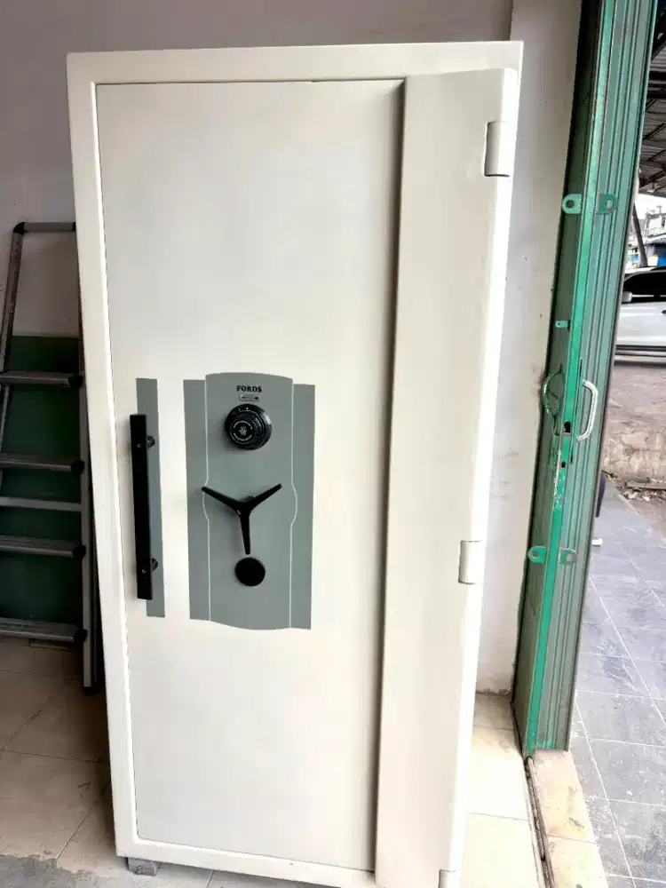 Brankas / Brangkas Besar 1,6 ton