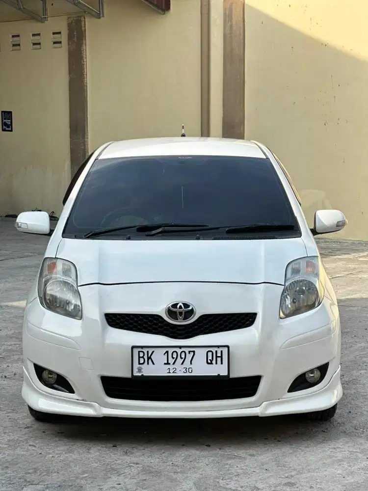 Toyota yaris S manual 2011