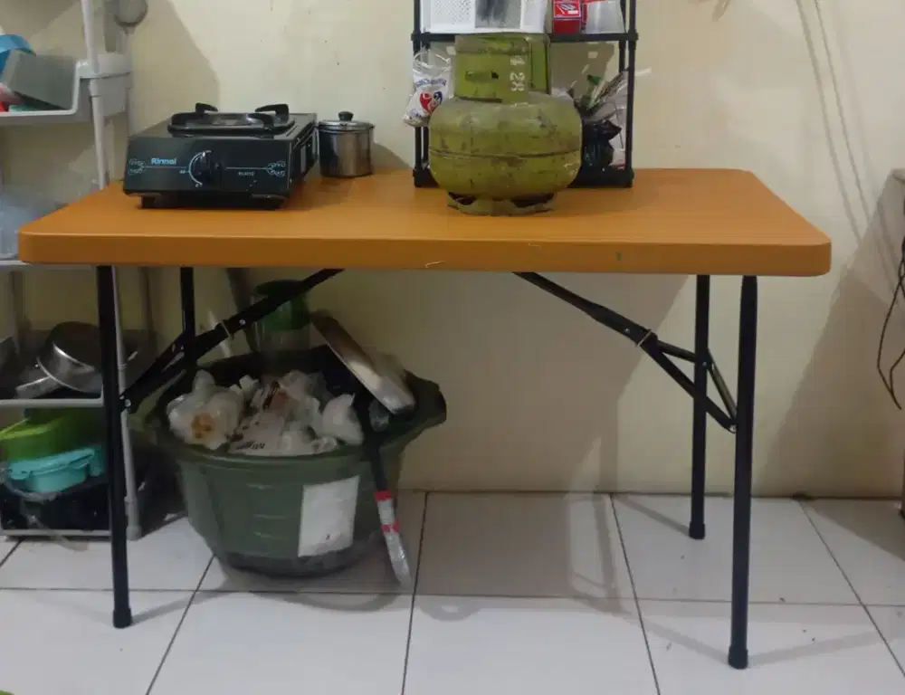 Meja makan lipat kokoh