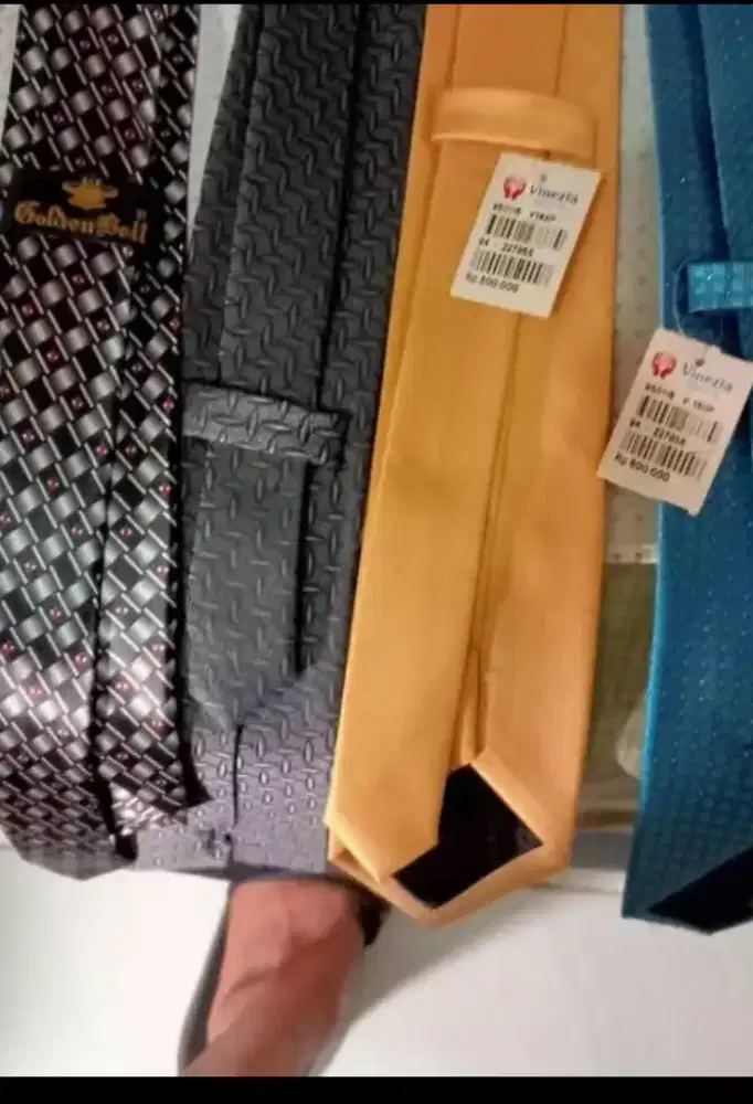 Dasi pria untuk formal