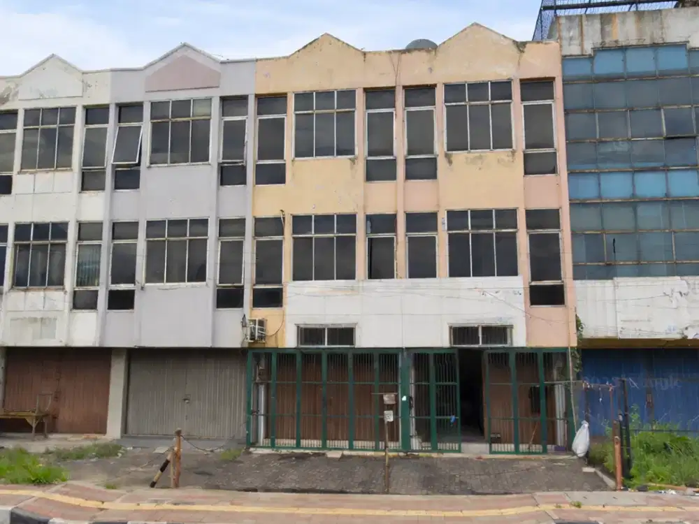 Ruko Gandeng Jebol 171m2 9x19 Hadap Jalan Raya Bebas Banjir di Serpong