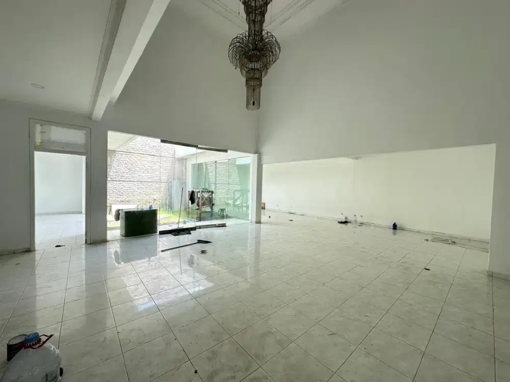 Rumah Luas 2 Lantai Terawat di Taman Sakura