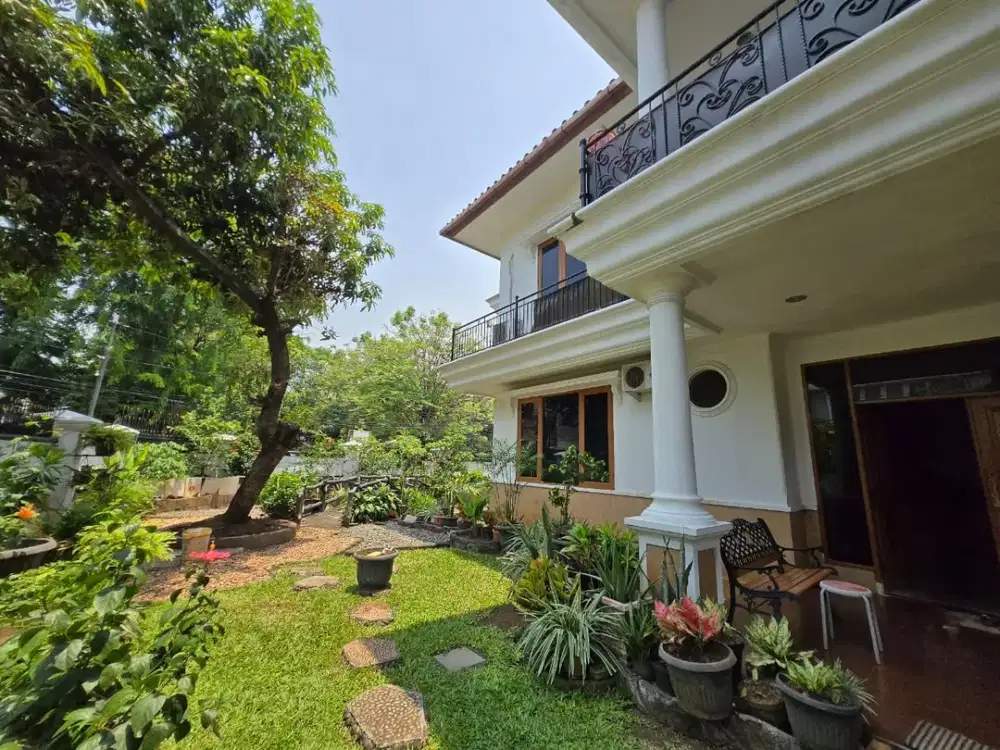 Rumah bebas banjir Hoek di Kayu Putih, Parkir 8 Mobil