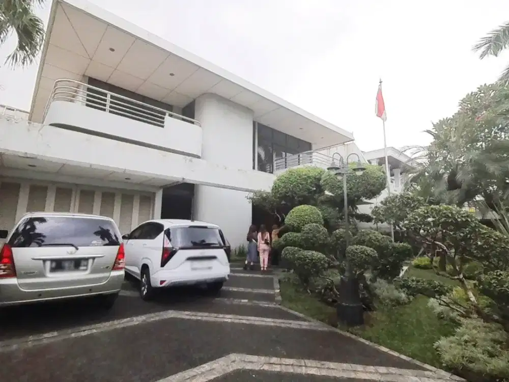 Rumah  Pondok Indah, jalan raya, jakarta selatan