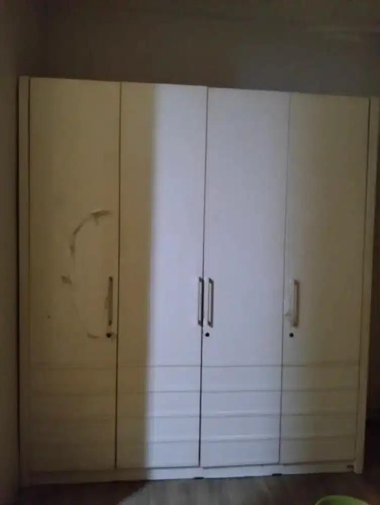 Dijual lemari pakaiann 4pintu kondisi masih bagus