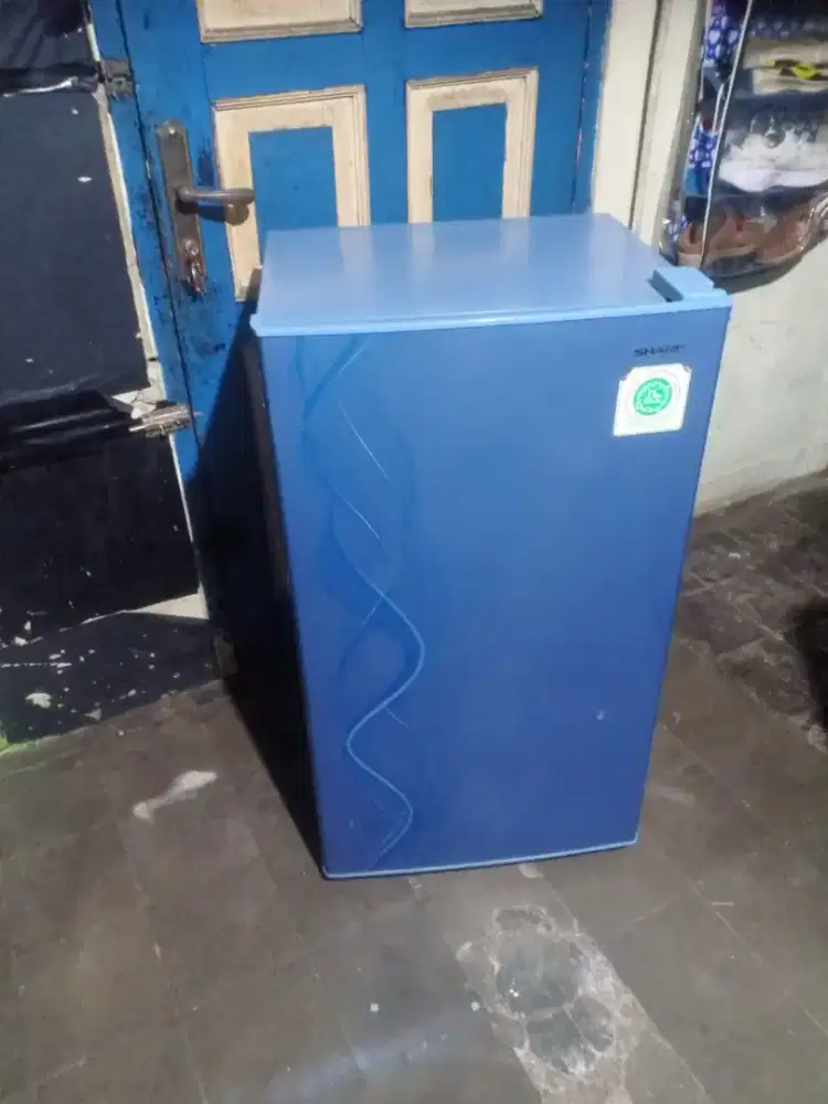Jual kulkas Sharp ukuran sedang dingin beku normal bisa diantar