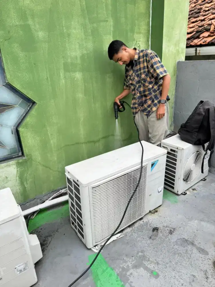 Teknisi Service AC