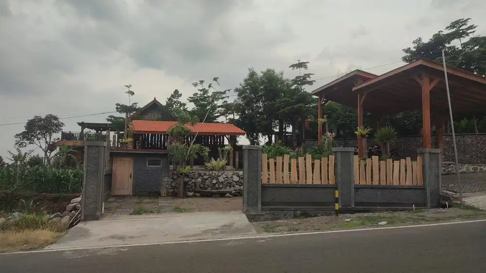 Tanah daerah sekitar Prigen pemandangan gunung