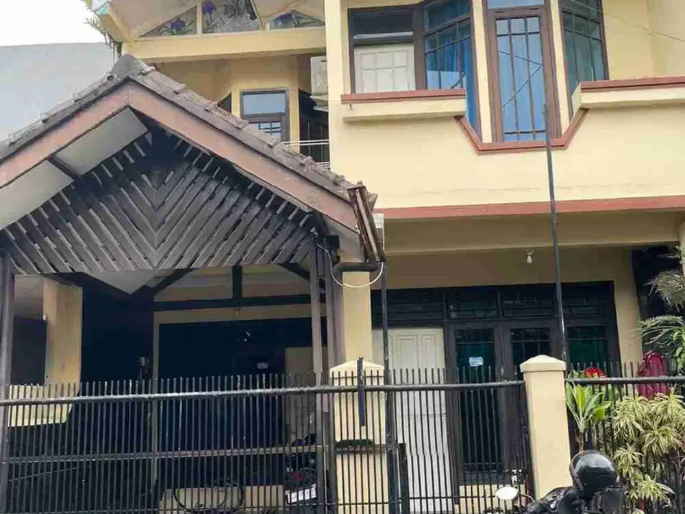 Rumah kokoh 2,5 lantai di Komplek Antapani, Kota Bandung
