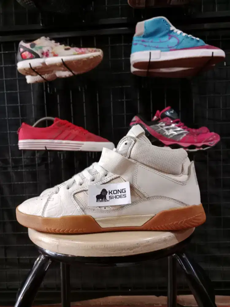 SEPATU ADI VRX MID WHITE GUM