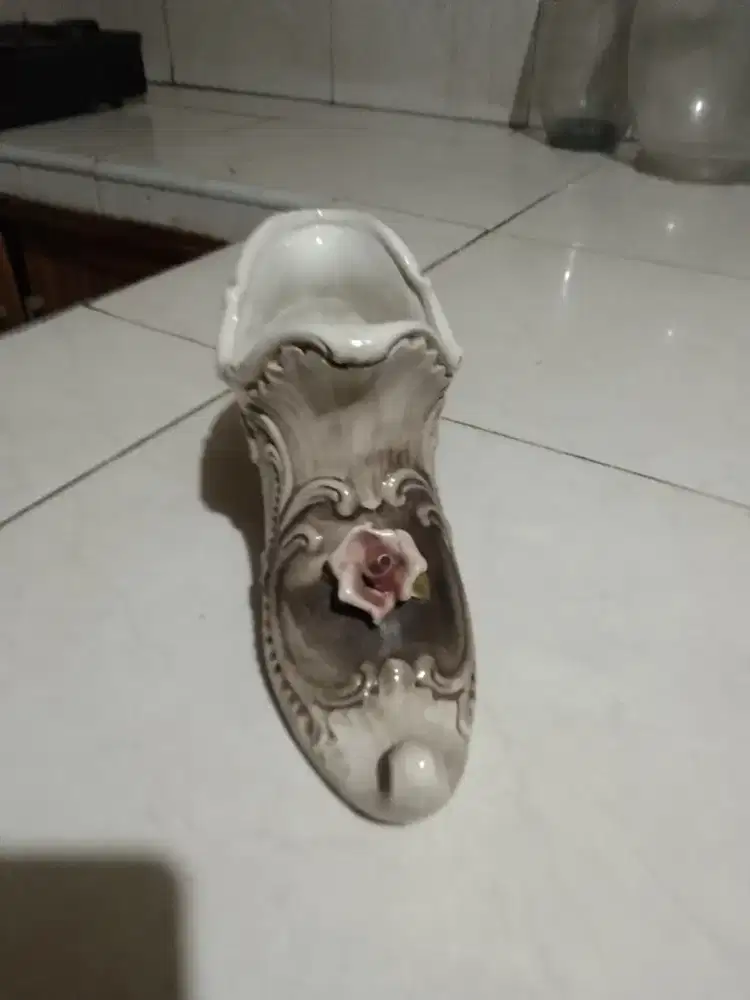 Pajangan keramik bentuk sepatu
