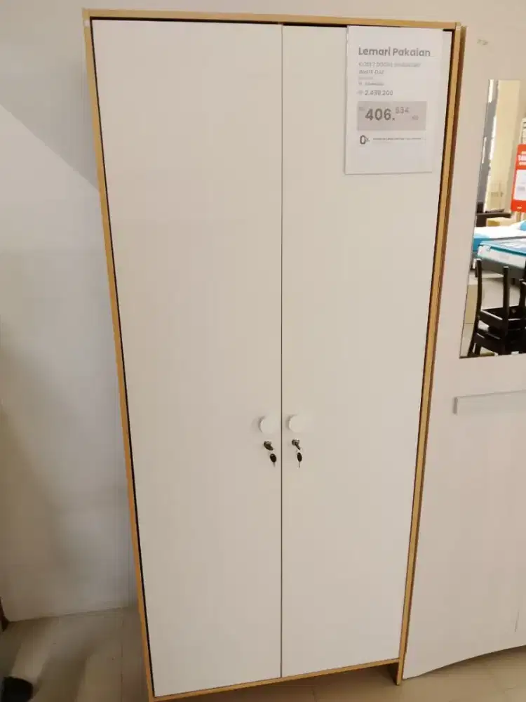 Lemari pakaian minimalis