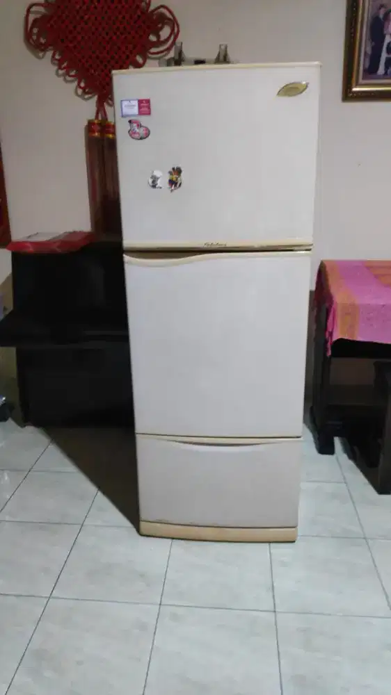 Kulkas Thosiba 3 pintu normal mulus