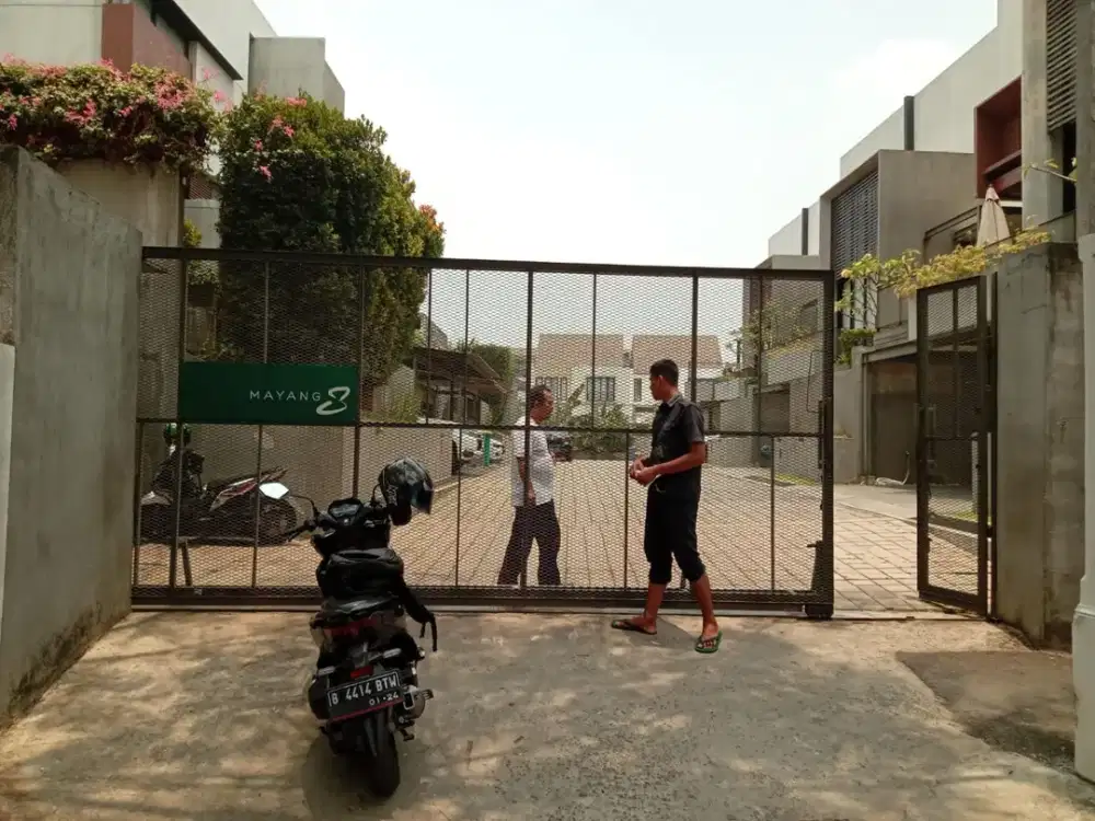 Di Jual Lelang Rumah 3 Lantai Siap Huni di Perumahan Mayang 8 Residence Pesanggaran Jakarta Selatan