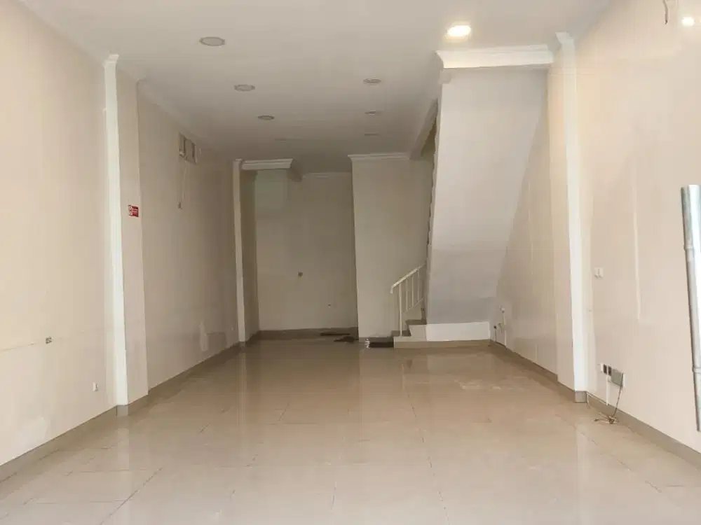 Disewakan Ruko Green Lake City Dengan 4 Lantai Dengan Ukuran 4.5 x 15 Lokasi Strategis Hadap Boulevard