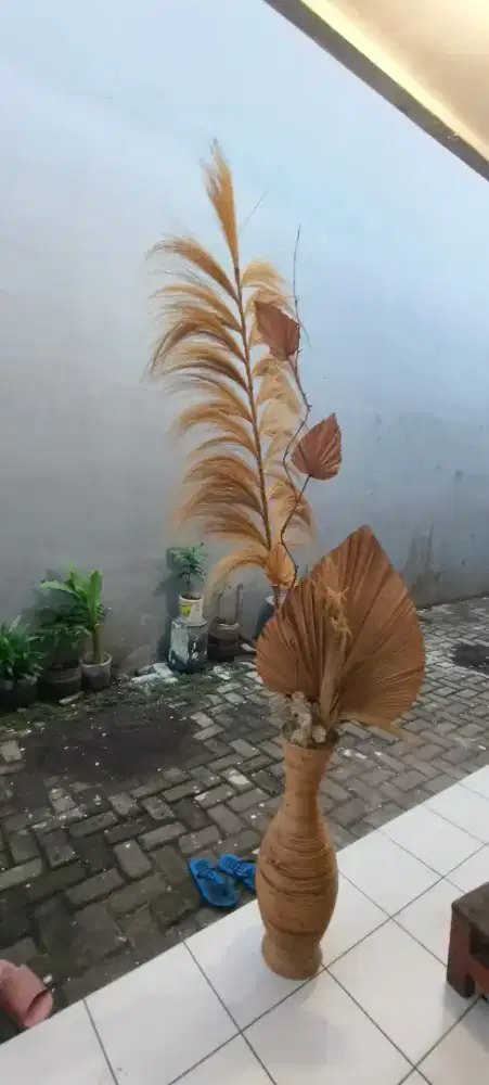Hiasan Estetik Paket bunga kering, daun palem kering & vas rotan. 1set