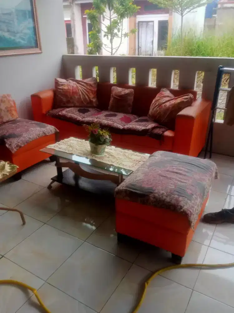 SOFA SATU PAKET DENGAN MEJA KACA EDISI PULKAM