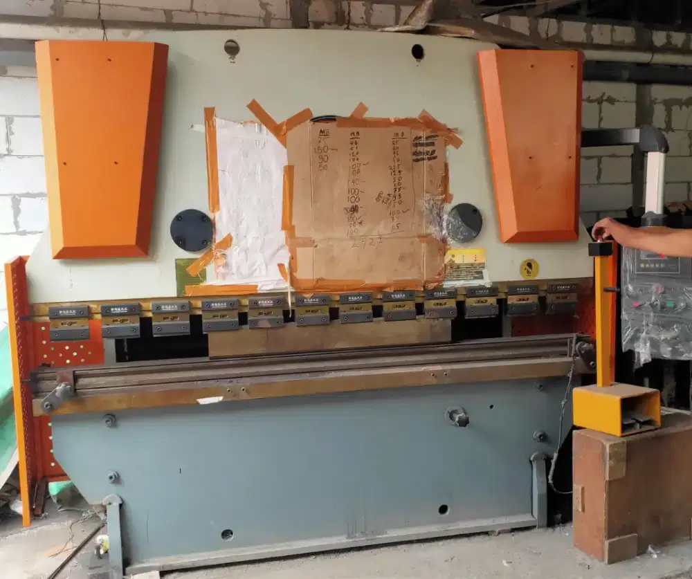 Mesin potong tekuk plat