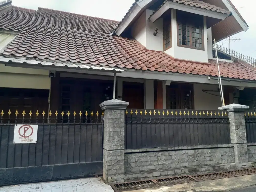 Rumah bagus motif kayu jati di Kopo Elok dekat Tol Kopo