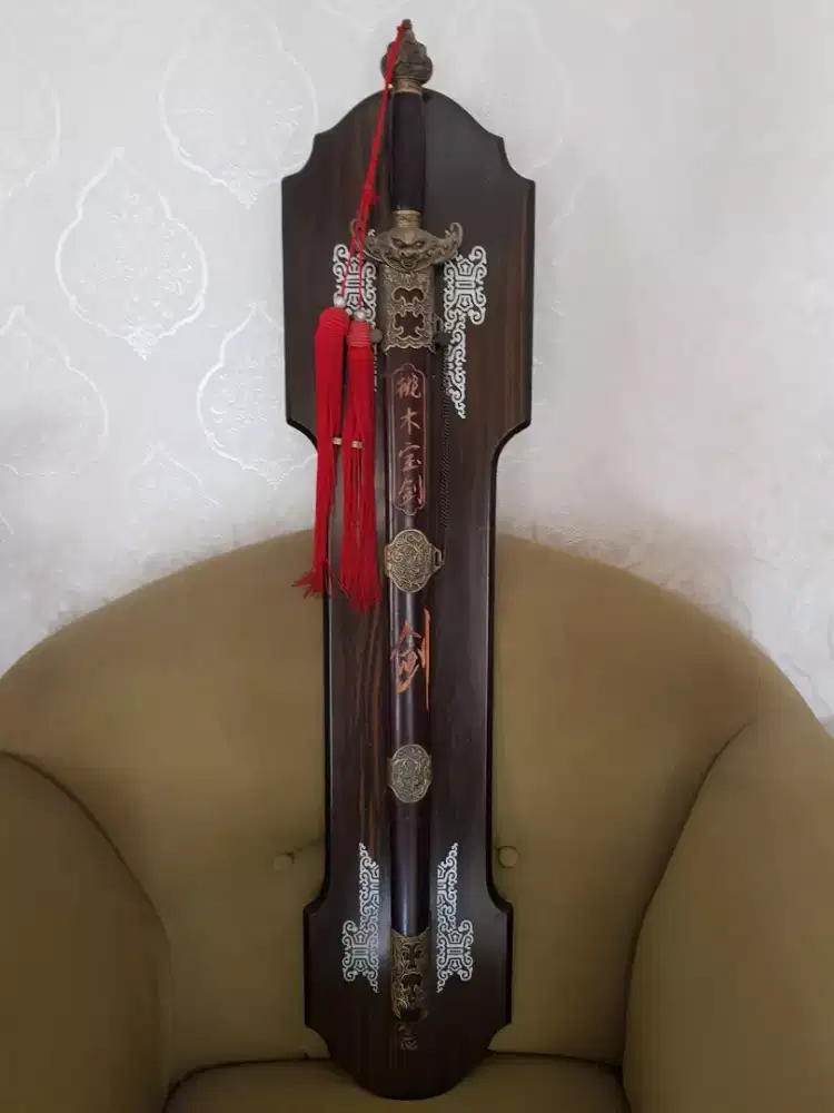 pedang hiasan dinding