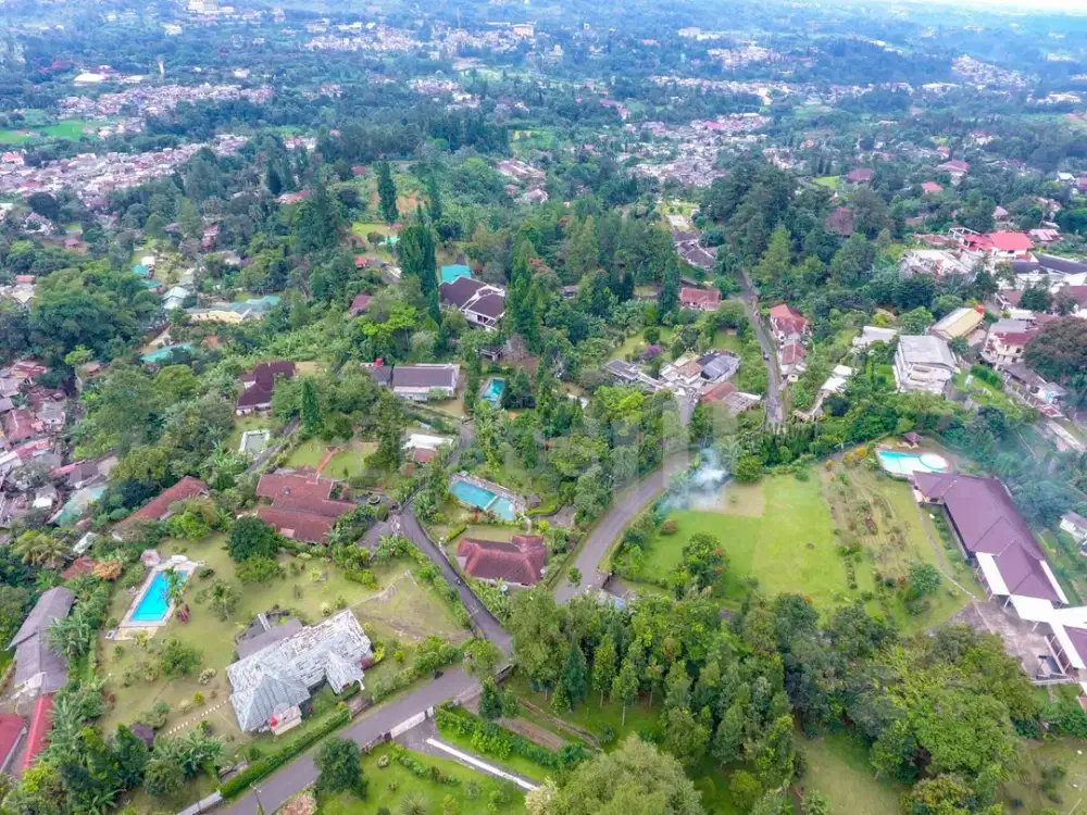 Villa di Megamendung Puncak di Jual – Taman Luas dengan Kolam Renang dan Lapangan Tenis