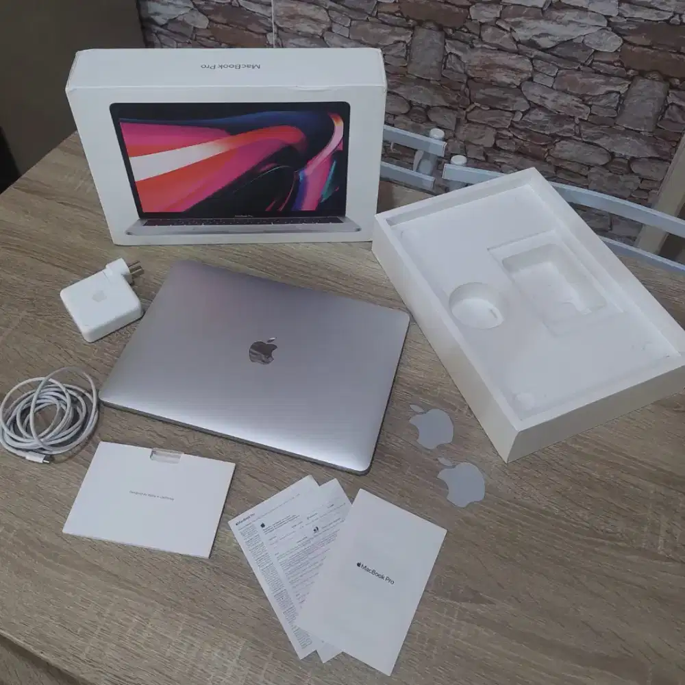 Macbook Pro M2 2022 Fullset Like New

Kondisi Fungsi Overall normal.