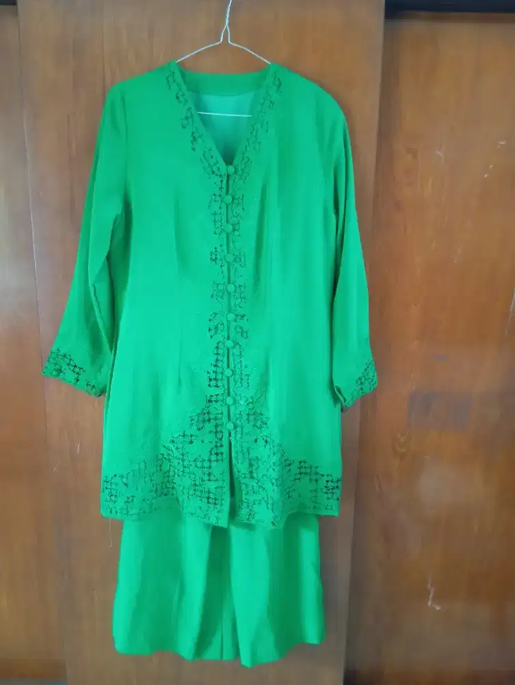 Setelan kebaya bordir & rok panjang, warna hijau daun