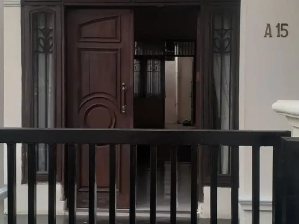 Disewakan rumah siap huni, berperabot lengkap (fully furnished), rapi dan lega.