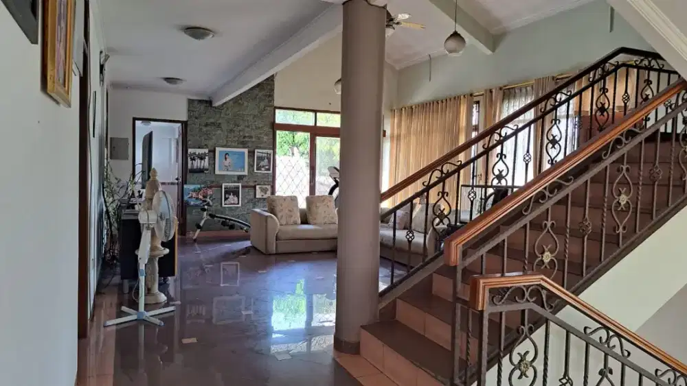 Rumah 3 Lantai Bagus Siap Huni di Mekarwangi Bandung