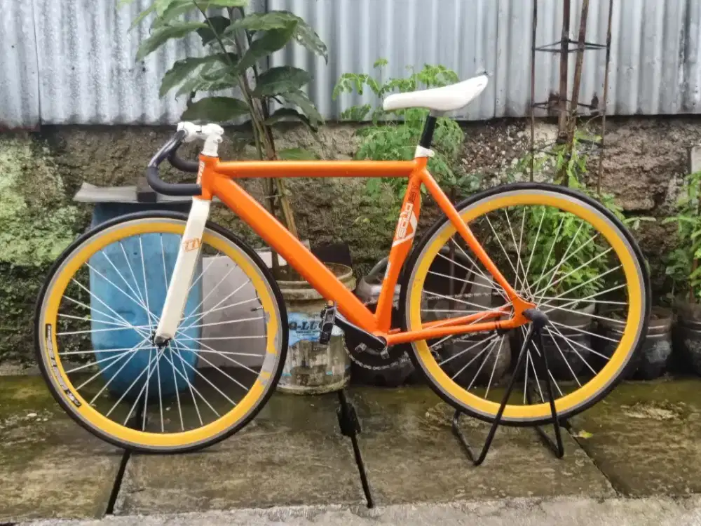 Sepeda fixie united soloist 77