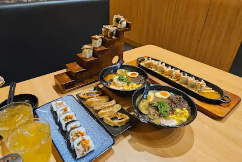 karyawati dan karyawan resto