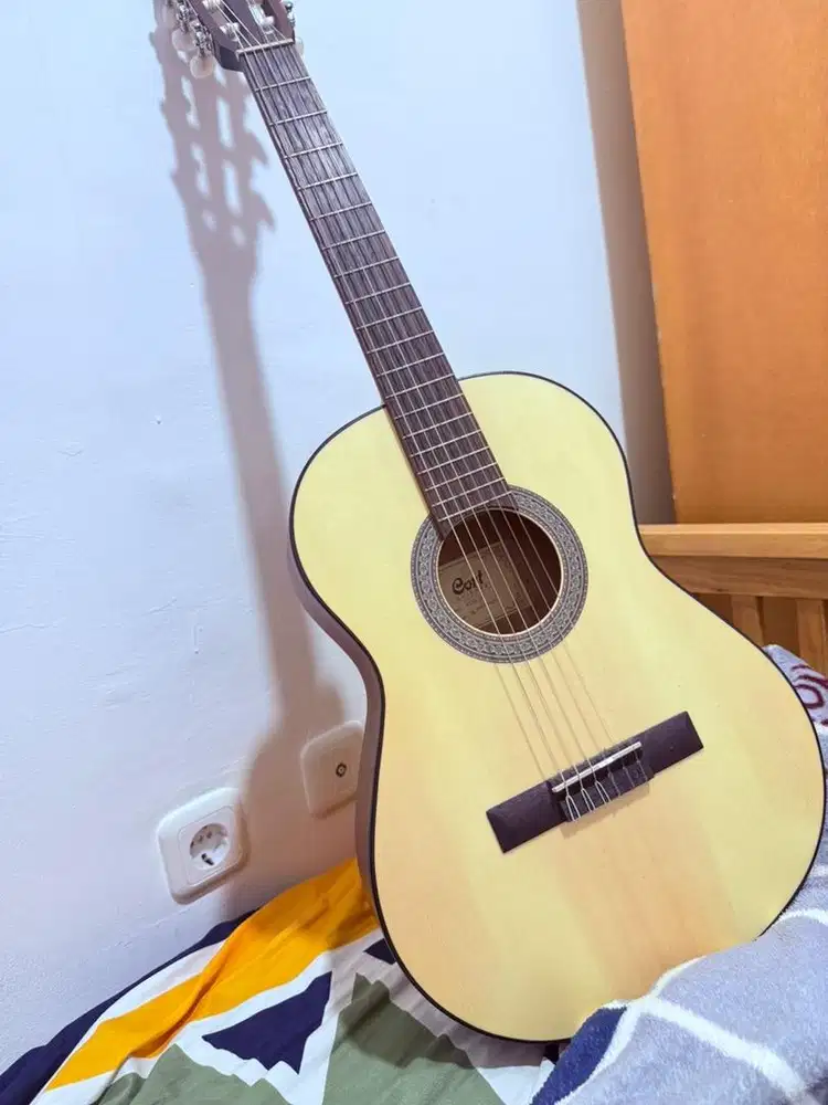 Dijual cepat gitar cort asli baru pemakaian beberapa bulan