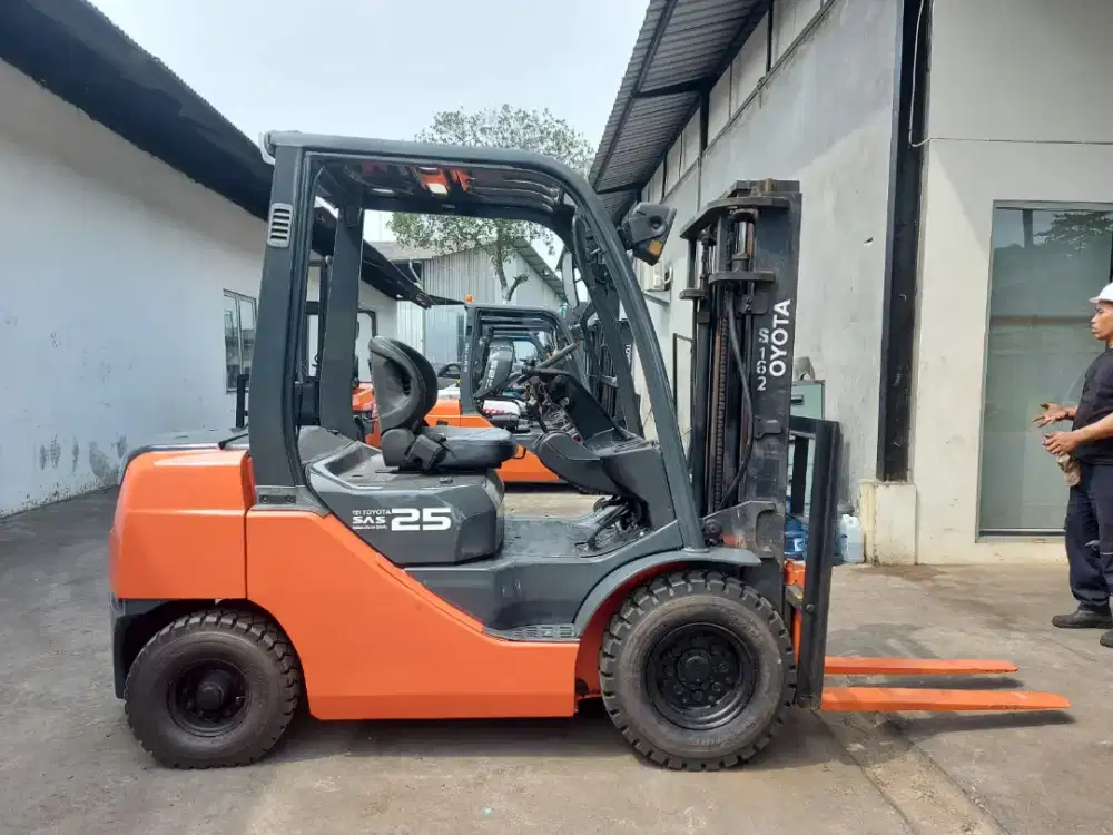 FORKLIFT SECOND 2,5 BERGARANSI, SIAP PAKAI !!