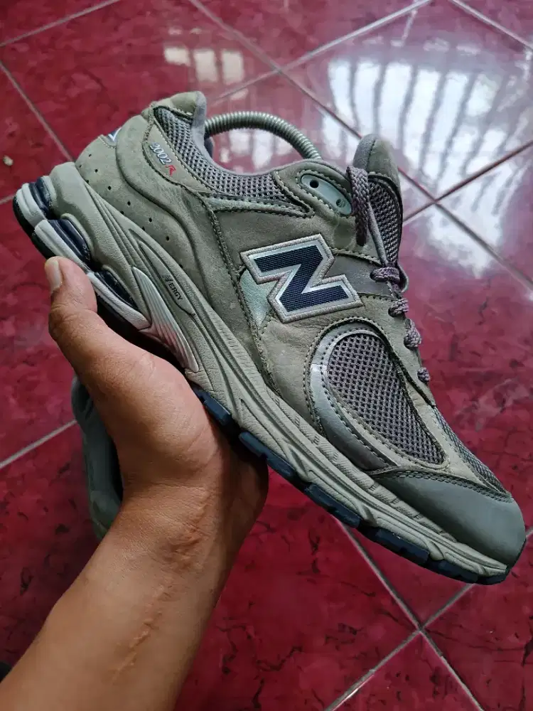 Sepatu New Balance 2002R Light Grey Size 44 Original Kondisi Second
