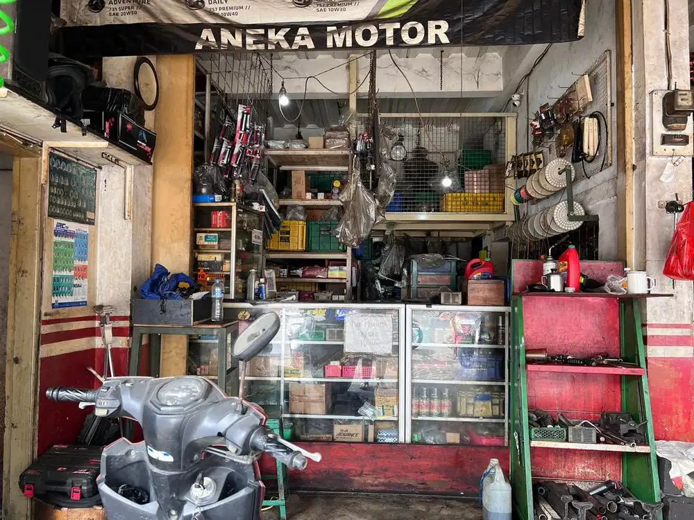 Penjaga Toko dan Admin Bengkel Motor