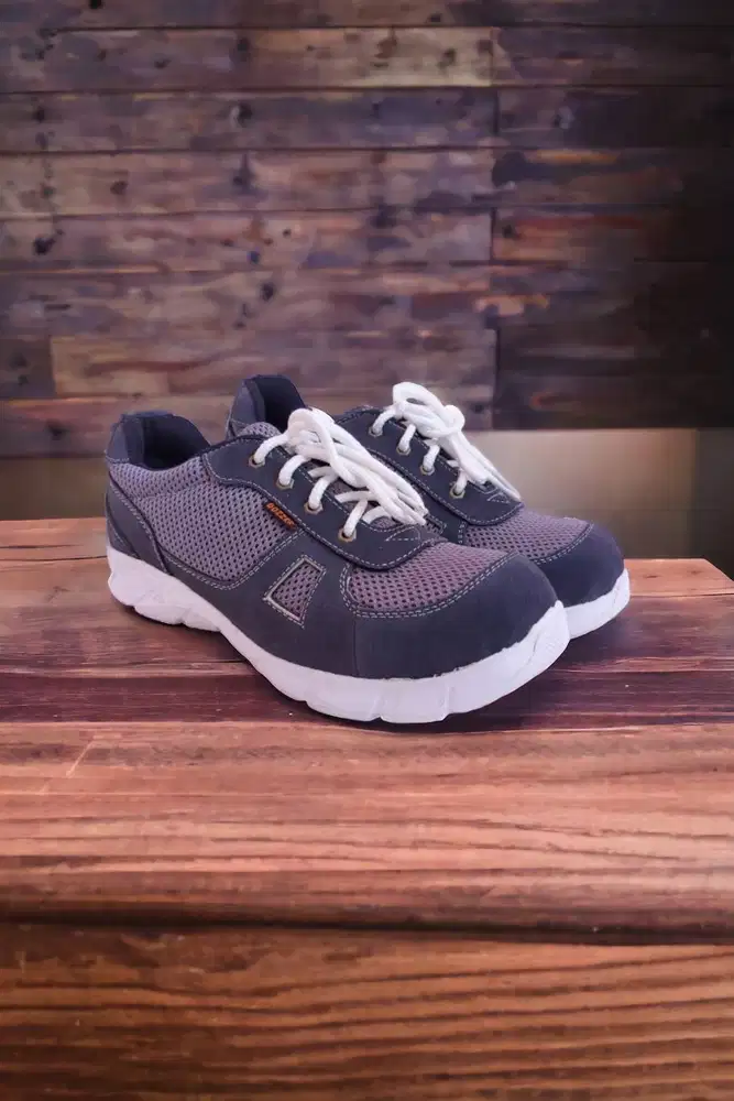 Terjamin Sepatu safety pekerja pabrik elektronik Pasuruan