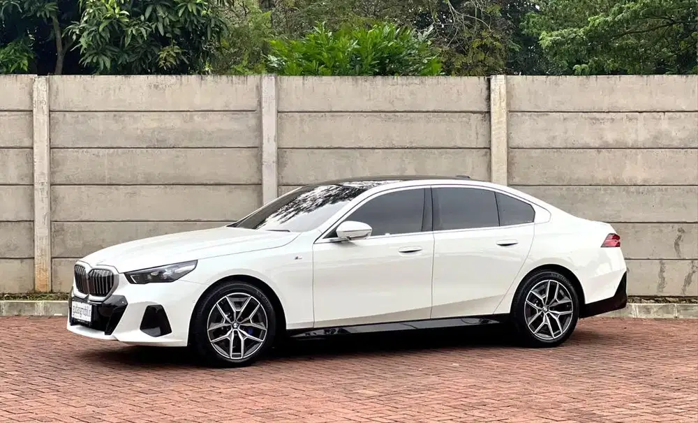 SIAP ISI NAMA LGSG ! BMW 520i AT 2024 pakai 2026 White NEW !