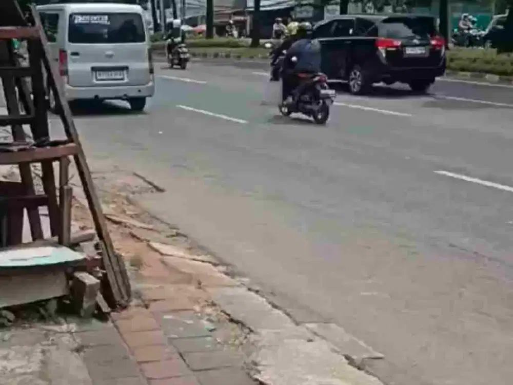 Rumah LT 242 m lokasi komersil utk gudang kantor kost dapur MBG hitung tanah akses 2 jalan pinggir jalan raya basuki rahmat Cipinang dan BKT