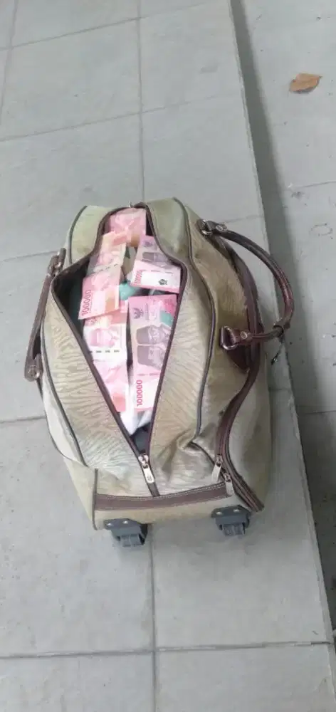 Di jual peralatan penyimpanan ada 3 buah warna cream 2 dan biru 1  mrh