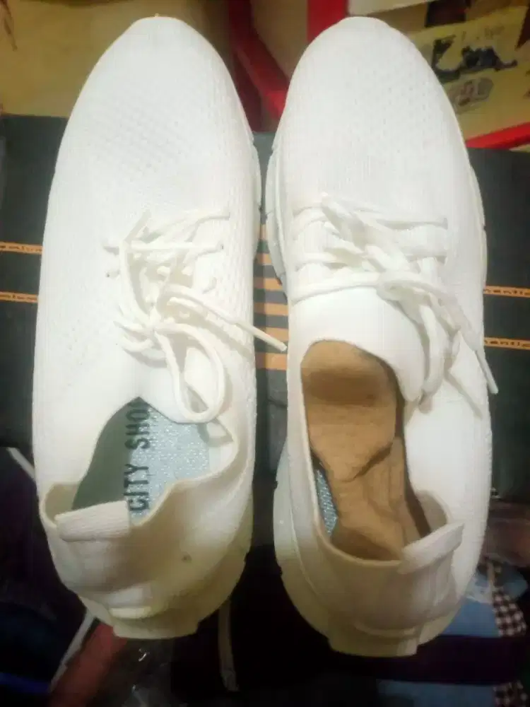 Sepatu kets putih