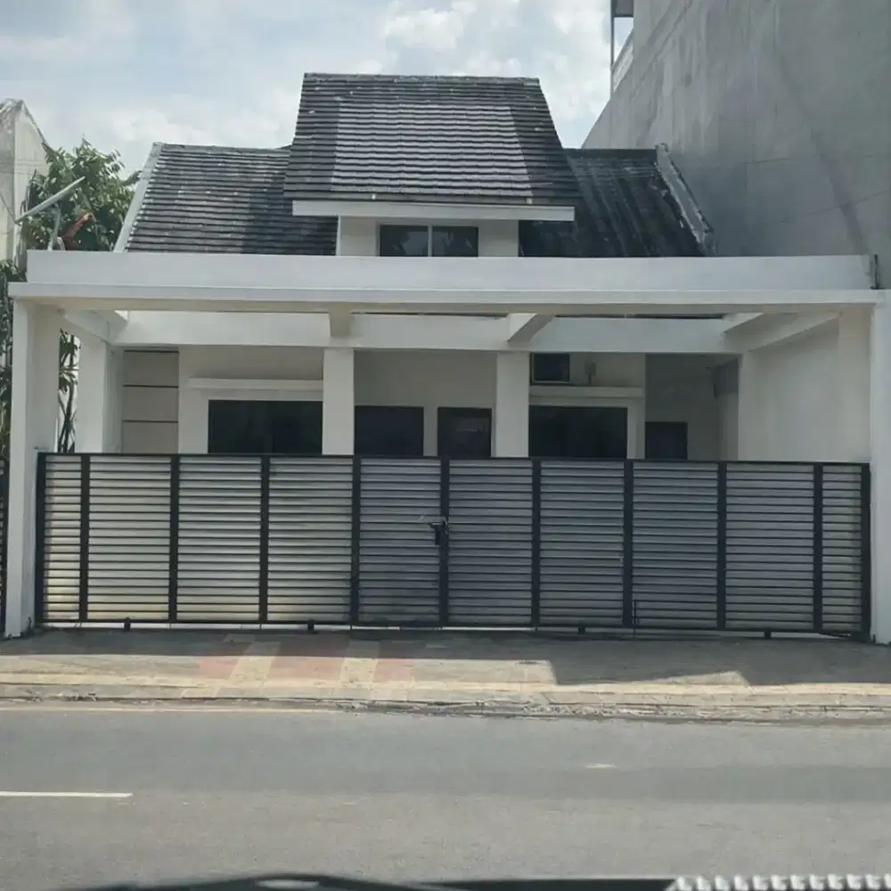 Dijual Rumah Lokasi Strategis Cocok untuk Usaha di Kencana Loka Raya