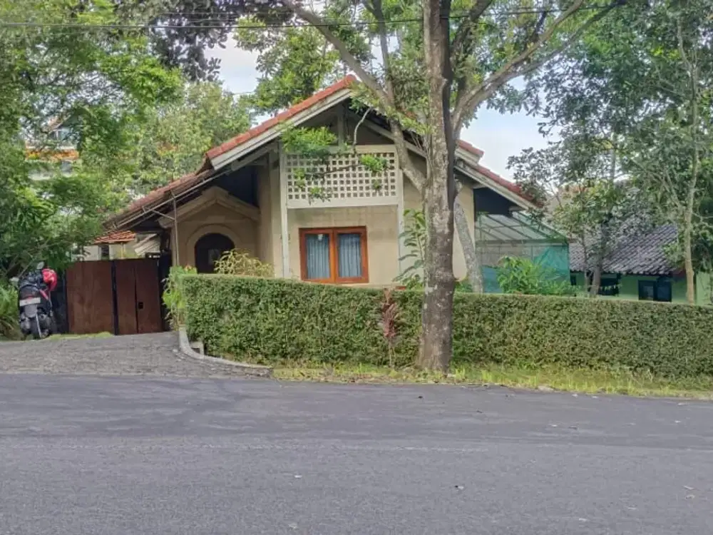 Villa Terawat Baik di Trawas, Mojokerto, Lokasi Strategis