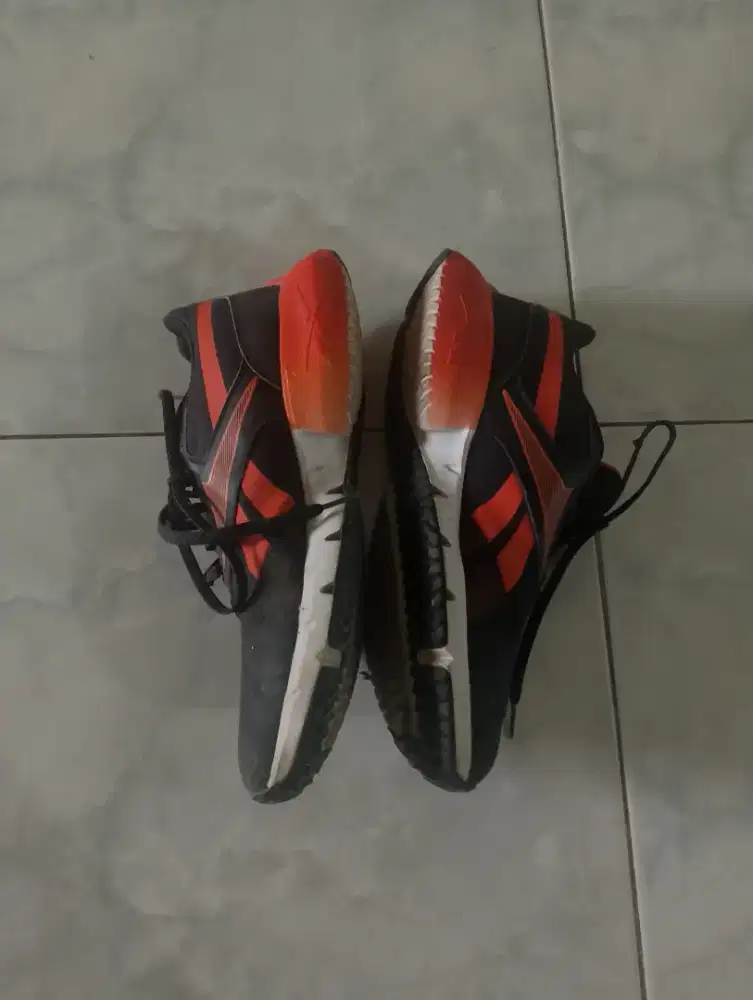 Sepatu Lari laki2 dari merek rebook