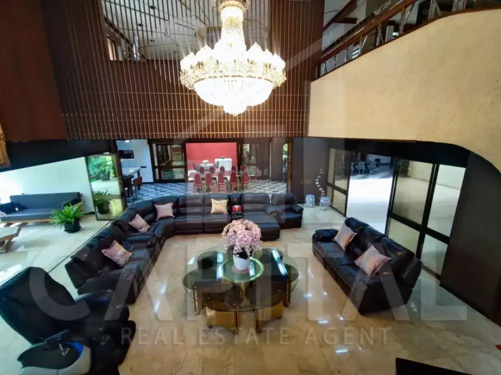 Rumah Bagus Plus Swimmingpool di Setrasari